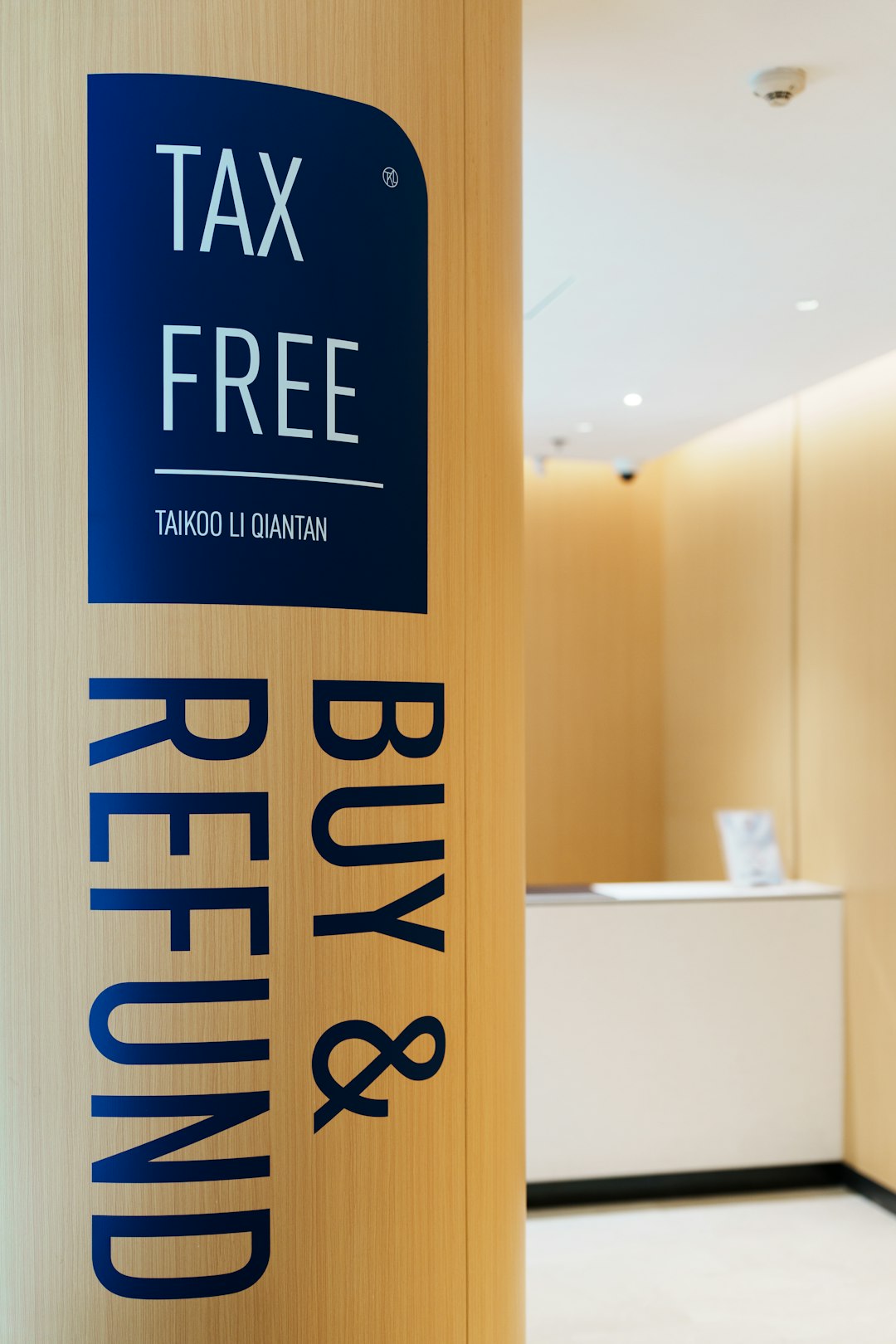 tax-free-buy-refund-sign-on-wooden-pillar-i9rtszwcugu